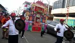Replika Tongkang Diarak Ribuan Warga