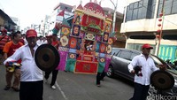 Selain mengarak tongkang, masyarakat Tionghoa juga mengarak berbagai ornamen kepercayaan mereka.