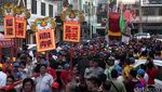 Replika Tongkang Diarak Ribuan Warga