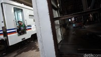 Gerbong yang telah siap, kemudian dicat biar kinclong.