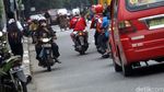 Pemotor Nekat Melawan Arus