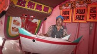 Foto: Perahu kecil yang turut akan dibakar. Tradisi diawali dari kisah selamatnya kapal tongkang imigran China dari serangan badai tahun 1800-an, karena ada patung dewa laut Ki Ong Ya dan Tai Su Ong di dalam kapal (Hasan/detikTravel)