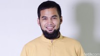 Demi mengganti mobil sepupu yang rusak olehnya, ia pun memilih terjun ke dunia hiburan. (Wardrobe: Gerai HAWA)