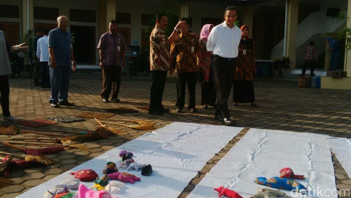 Mendikbud Anies Tinjau Sekolah yang Terdampak Banjir di Solo