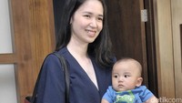 Wanita yang berprofesi sebagai aktris dan model itu tampil dengan blus biru yang dipadukan dengan jeans. Pool/Noel/detikFoto.