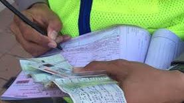 Polisi menilang pengendara yang melanggar