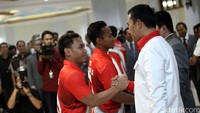 Menpora menyalami para atlet.