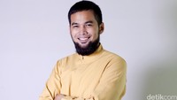 Hingga akhirnya aktor berusia 31 tahun itu menjadi bintang lewat sinetron Cinta Fitri. (Wardrobe: Gerai HAWA)