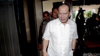Tersangka kasus dugaan korupsi penyalahgunaan dana hibah di Kamar Dagang dan Industri Indonesia (Kadin) Jawa Timur La Nyalla Mattalitti dikawal petugas saat menjalani pemeriksaan di Gedung Bundar Kejaksaan Agung, Jakarta, Selasa (21/6/2016).