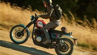 Motor dilengkapi dengan setang lebar dan pelek jari-jari 19 inci di depan dan 17 inci di belakang sehingga menambah kesan retro pada motor ini. Pelek dibalut dengan ban Bridgestone yang bisa menangani jalan aspal maupun tanah. Foto: Yamaha