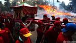 Ribuan Orang Ikuti Ritual Bakar Tongkang