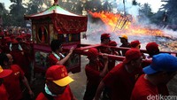 Namun dalam perjalanan di tengah Samudera luas terjadi gelombang dahsyat yang mendamparkan Kapal Tongkang, ternyata dalam Kapal Tongkang Kelompok Marga Ang ini membawa patung Dewa Kie Ong Ya dan Dewa Tai Sun yang berdasarkan kepercayaan diyakini telah menyelamatkan Kelompok Marga Ang.