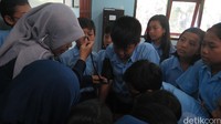 Menurut keterangan Sri Haryati, SPd.SD, selaku Kepala Sekolah SD Kentungan, program dilaksanakan setiap hari Kamis di mana siswa pulang satu jam lebih awal. Pesertanya berasal dari kelas 5. Di pos kedua ini, siswa dilatih mengenal obat tradisional dan menyebutkan manfaatnya. (Foto: Rahma Lillahi S/detikHealth)