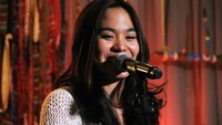 Tak hanya bernyanyi, wanita berusia 19 tahun itu juga berbagi cerita dengan para penonton. (Dok. Musica Studios)