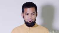 Ketika masuk dunia perkuliahan, ia harus merelakan nilai-nilainya menurun drastis. (Wardrobe: Gerai HAWA)