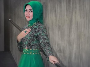 Foto: Gaya Hijab Simpel Istri Walikota Bandung Ridwan Kamil, Atalia Praratya