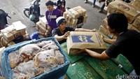 Importir daging sapi beku, PT Impexindo Pratama menjual daging murah untuk pedagang dan masyarakat di gudang Palad, Pulogadung, Jakarta Timur, Selasa (21/6/2016).