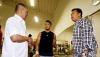 Selain memantau latihan, Imam Nahrawi juga berdialog dengan atlet angkat besi seperti Triyatno (tengah).