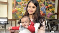 Sudah jarang muncul di dunia hiburan Tanah Air, Reva mengaku asyik mengurus putra kesayangannya. Pool/Noel/detikFoto.