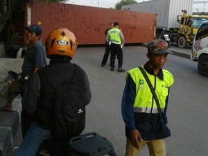 Truk Kontainer Melintang di Jl RE Martadinata Tanjung Priok, Lalin Macet Total