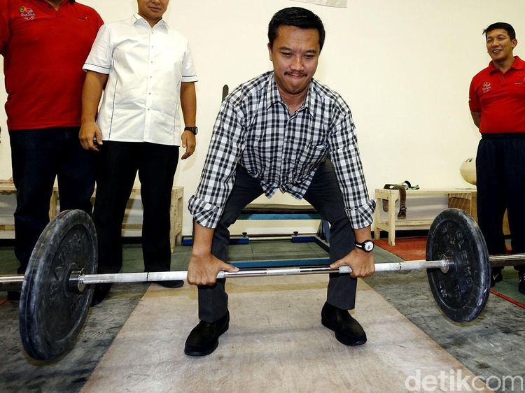Begini Gaya Menpora Saat Angkat Barbel