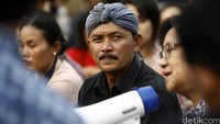 Meski puasa mereka tetap semangat menggelar aksi damai dan protes terhadap rencana pendirian pabrik semen yang akan mencemari lingkungan di desa Kendeng.