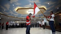 Seorang atlet mencium bendera Merah Putih saat acara pengukuhan dan pelepasan kontingan Olimpiade Brasil.