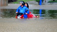 Dilaporkan kantor berita Xinhua, hujan deras yang melanda memicu ketinggian air sungai hingga level membahayakan, juga menghancurkan lahan pertanian. Stringer/Reuters/detikFoto.