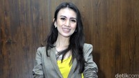 Aktris berusia 27 tahun itu tampil dengan mengenakan setelan blazer berwarna abu-abu dengan kaus serta tas kuning. Pool/Noel/detikFoto.