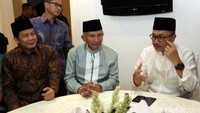 Bukber tersebut juga dihadiri pendiri PAN Amin Rais, Wakil Ketua DPR Taufik Kurniawan dan Sekretaris Fraksi PAN di DPR, Yandri Susanto.