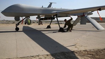 Tentara sedang memeriksa drone sebelum beraksi. Foto: Getty Images