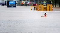 Disampaikan Kementerian Urusan Sipil melalui situsnya, seperti dilansir Reuters, Selasa (21/6/2016), sekitar 200 ribu orang terpaksa dievakuasi akibat banjir ini. Stringer/Reuters/detikFoto.