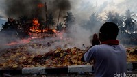 Kisah perayaan ritual bakar tongkang bermula ketika sekelompok orang bermarga Ang dari Fujian, Tiongkok berkeinginan untuk mengubah keberuntungan nasib di negeri orang menyeberangi lautan samudera luas dengan menggunakan kapal kayu yang disebut kapal Tongkang.