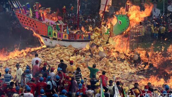 Ribuan Orang Ikuti Ritual Bakar Tongkang