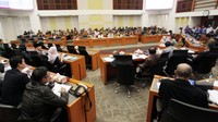 Menteri Keuangan Bambang Brodjonegoro, Menteri PPN/Kepala Bappenas Sofyan Djalil, Menteri Hukum dan HAM Yasonna Laoly dan Gubernur Bank Indonesia Agus Martowardojo (kiri) mengikuti rapat kerja dengan Badan Anggaran di Komplek Parlemen Senayan, Jakarta, Selasa (21/6/2016). 