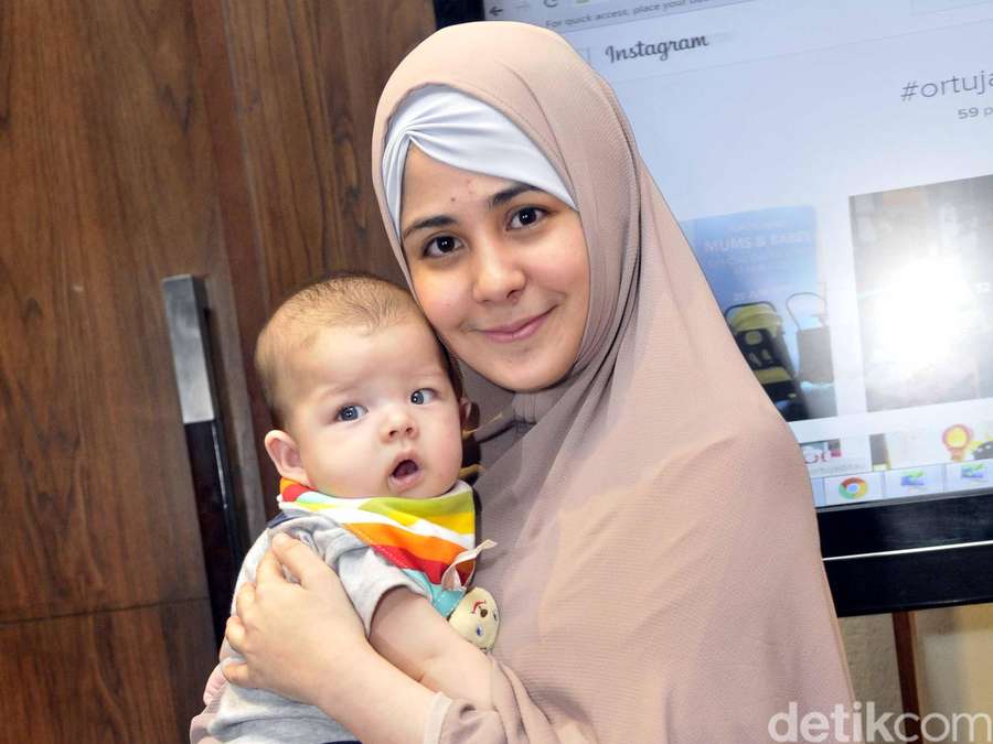 So Cute! Putra Risty Tagor dan Stuart Collin Sangat 