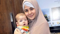 Arkana tidak pernah lepas dari pelukan sang bunda. Pool/Noel/detikFoto.