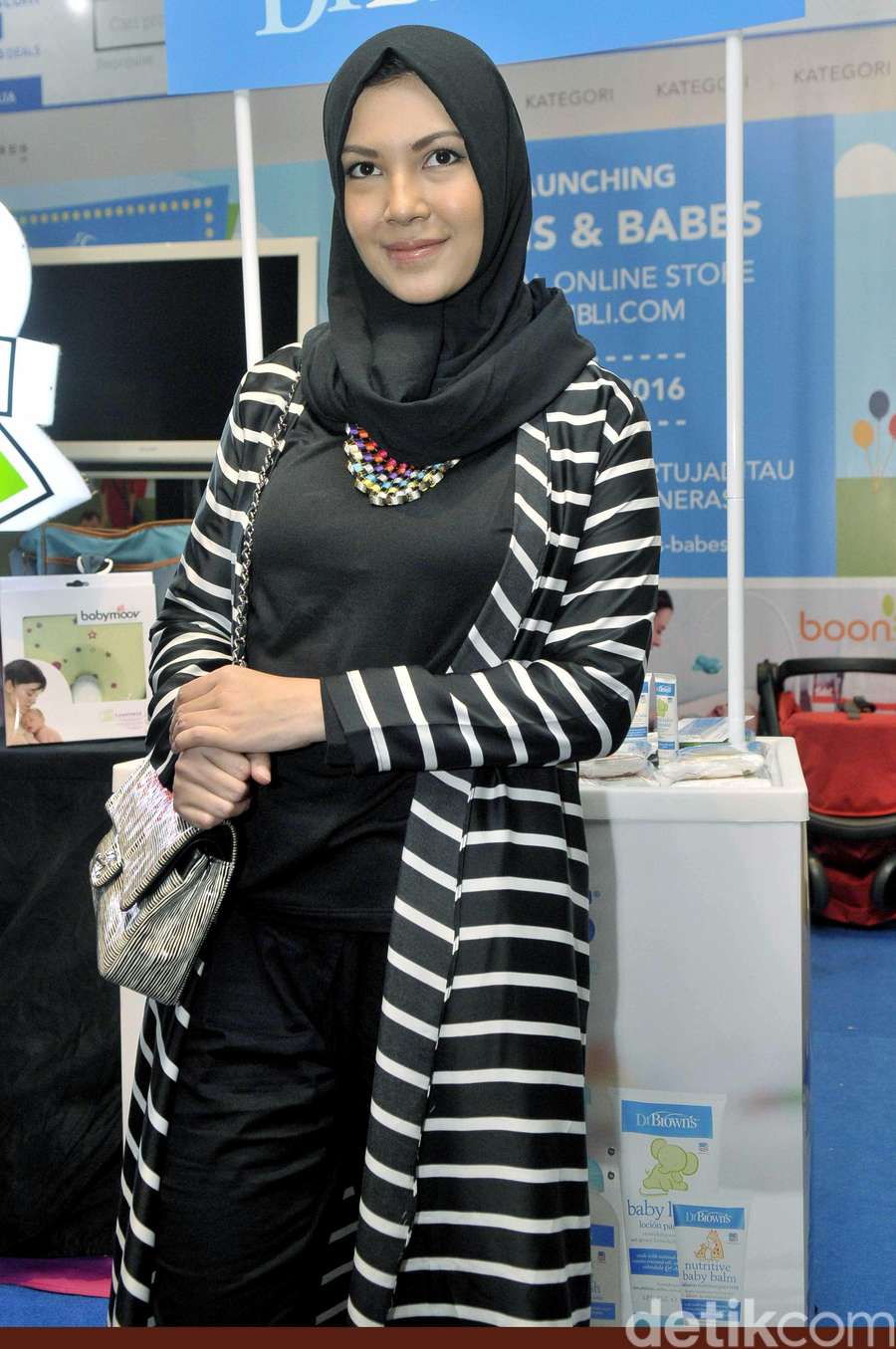 Hijabers Zaskia Sungkar - Hijab Style 6