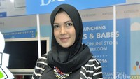 Ratna Galih tampil santai dengan busana serba hitam. Pool/Noel/detikFoto.