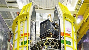 Peluncuran satelit buatan LAPAN tak sekedar mengejar manfaatnya di berbagai bidang. LAPAN-A3, juga satelit LAPAN yang sudah mengorbit sebelumnya (LAPAN-A1 dan LAPAN-A2) adalah upaya meretas jalan mewujudkan kemandirian teknologi antariksa nasional. (Foto: dok. ISRO/Teks: Rachmatunnisa)