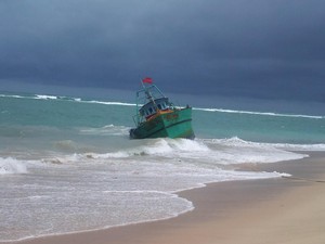 Tumpahan Batu Bara di Pantai Lhoknga Aceh Belum Tuntas Dibersihkan