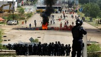Demonstran memblokir jalan. Mereka juga membakar ban bekas di tengah jalan. Jorge Luis Plata/Reuters/detikFoto.