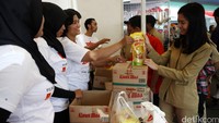 Sejumlah pengunjung tampak membeli minyak goreng murah di bazaar tersebut.