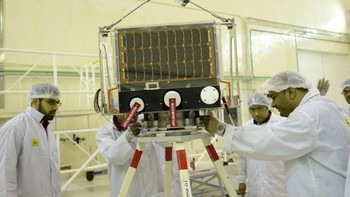 Satelit LAPAN-A3 diluncurkan dengan menumpang roket PSLV-C34 milik India, bersama satelit lain milik India, Amerika Serikat, Kanada, dan Jerman. Berikut adalah proses pemasangan LAPAN-A3 di PSLV-34. Kedua dari kanan, Chief Engineer LAPAN-A3 Wahyudi Hasbi. (Foto: dok. LAPAN/ Teks: Rachmatunnisa)