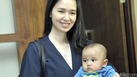 Ia tampak bersama Owen yang kini berusia lima bulan. Pool/Noel/detikFoto.