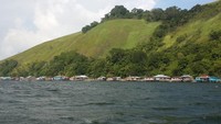 Foto: Setidaknya ada sekitar 20an pulau-pulau kecil yang ada di Danau Sentani. Banyak rumah panggung berdiri di atas danau, namun ada juga yang menempel di bagian pulau maupun pinggirannya (Elza/detikTravel)