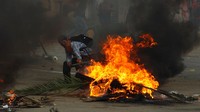 Demonstran melakukan aksi bakar-bakar di tengah jalan di negara bagian Oaxaca. Jorge Luis Plata/Reuters/detikFoto.