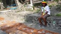 Foto: Indahnya lukisan kulit kayu warga Asei sudah banyak dikenal, baik di nasional maupun internasional. Banyak turis lokal dan mancanegara yang membelinya buat oleh-oleh (Elza/detikTravel)