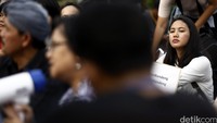 Sebelumnya, warga Pegunungan Kendeng, juga telah melakukan aksi ngecor kaki menolak pembangunan pabrik semen.