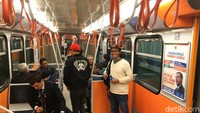 Suasana di dalam kereta metro Istanbul sangat nyaman. Perjalanan jadi tidak terasa capek, meski harus berdiri sekalipun (Angga/detikTravel)